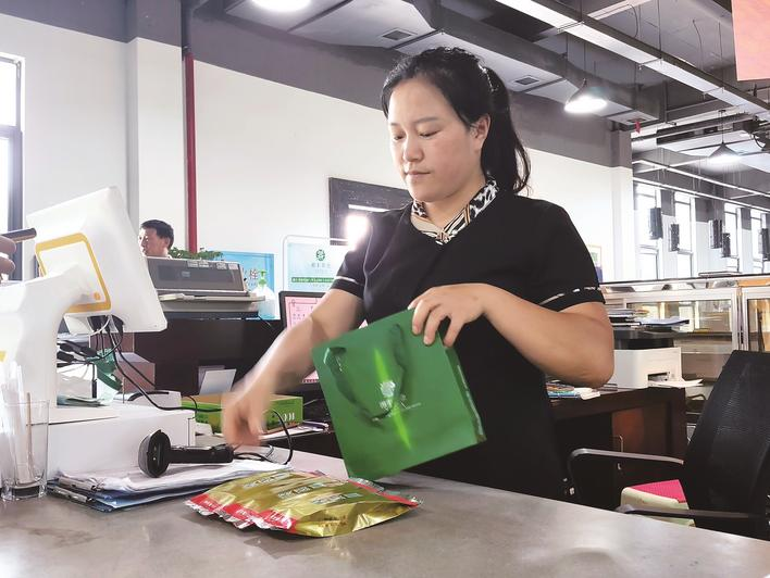 在湘豐茶園展示廳里，工作人員正在幫游客結(jié)算。宋彬彬 攝.png